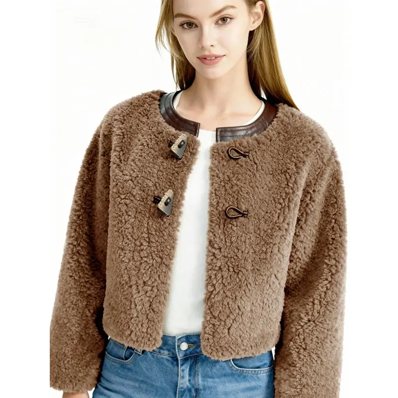 Kleurblok Sherpa-jack met schakelknopen en ronde hals
